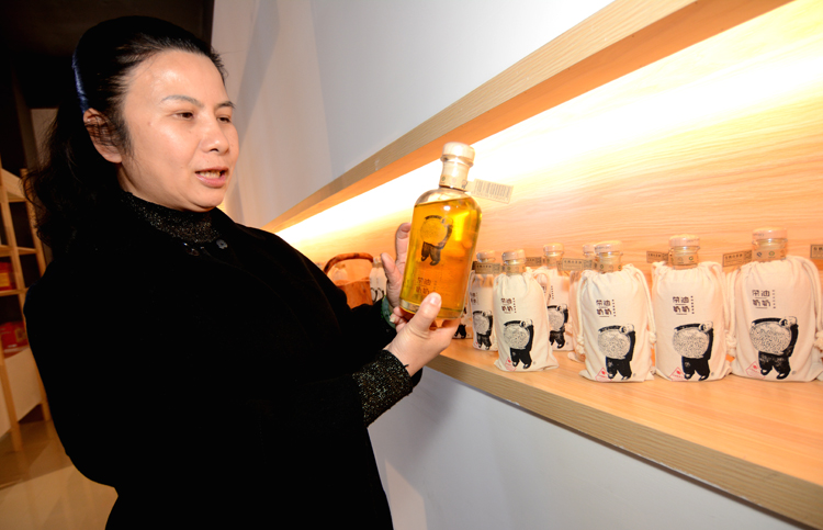 这位母亲十一年艰苦创业 “茶油奶奶”终获厦门金砖会晤认可 - 憨鼠网