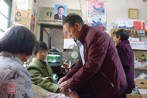 坚守山村48年 “赤脚医生”有大爱 - 憨鼠网