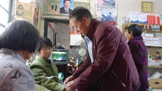 坚守山村48年 “赤脚医生”有大爱 - 憨鼠网