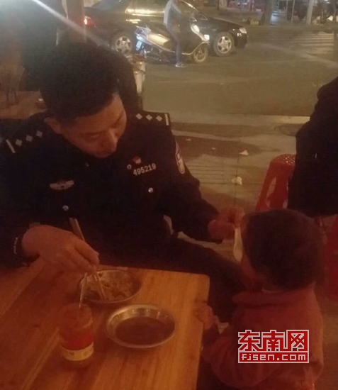 德化民警化身“温柔奶爸” 彻夜照顾走失小孩 - 憨鼠网
