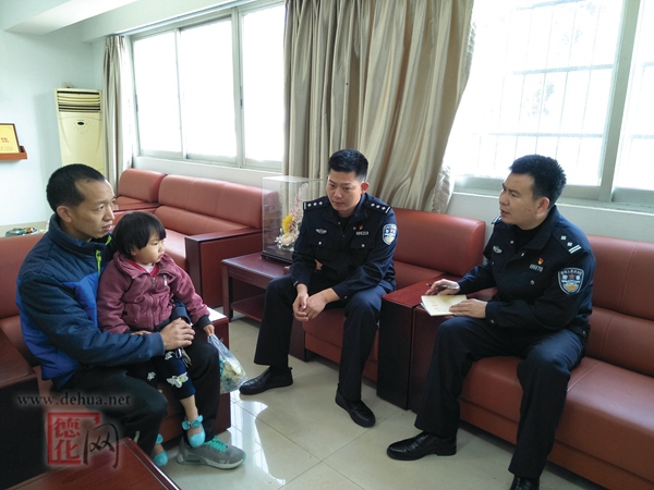 民警化身“超级奶爸” 彻夜照顾走失小孩 - 憨鼠网