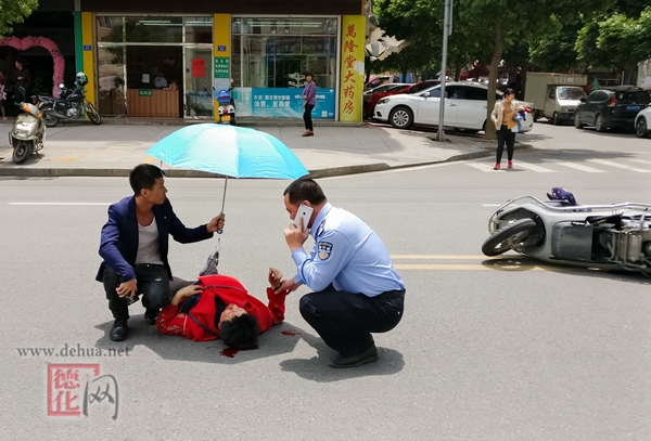 民警下班路上遇事故 紧急救助获好评 - 憨鼠网