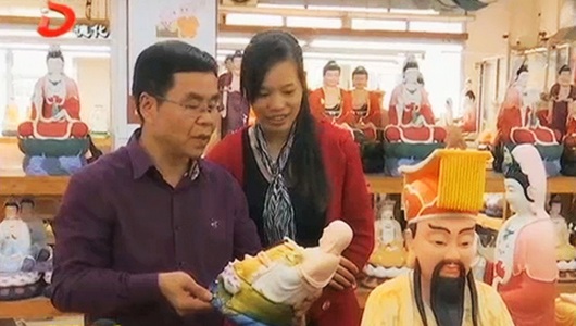 郑雄文：独创“山花彩” 为传统“中国白”添彩上色 - 憨鼠网