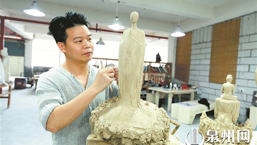 李璋高：瓷雕新秀创作不走寻常路 - 憨鼠网