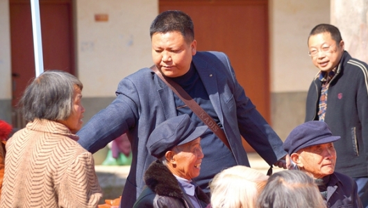 德化教师孙炳章：14年坚持公益路 只为守护乡村万名老人 - 憨鼠网