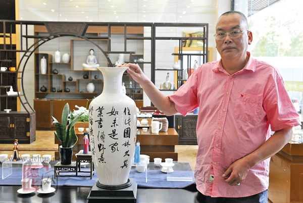 张金水:挥墨瓷坛写春秋 - 憨鼠网