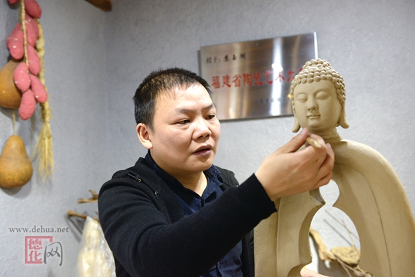 苏玉湖：瓷塑人物灵魂的勾勒者 - 憨鼠网