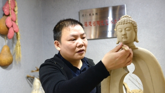 苏玉湖：瓷塑人物灵魂的勾勒者 - 憨鼠网
