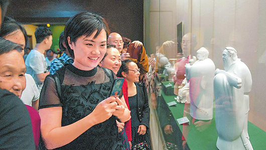 德化陶瓷艺术精品展在蓉开展 “中国白”惊艳亮相 - 憨鼠网