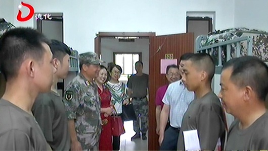 县领导慰问我县驻训民兵 - 憨鼠网