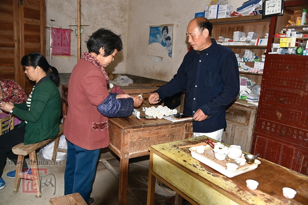 张璋尧：“手机20年不敢换号，担心村民找不到我” - 憨鼠网