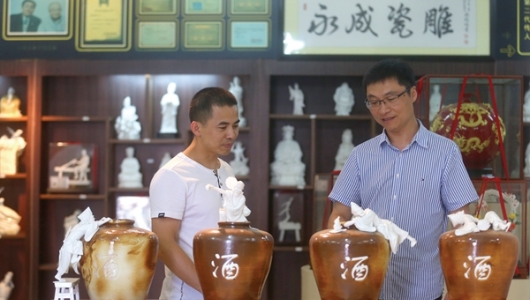 周德健：痴心满怀醉“济公” - 憨鼠网