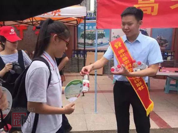 为高考加油！团县委开展助力高考志愿服务活动 - 憨鼠网