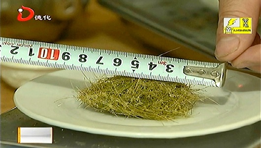 湖前社区一市民疑从猪肚里掏出“猪砂” - 憨鼠网
