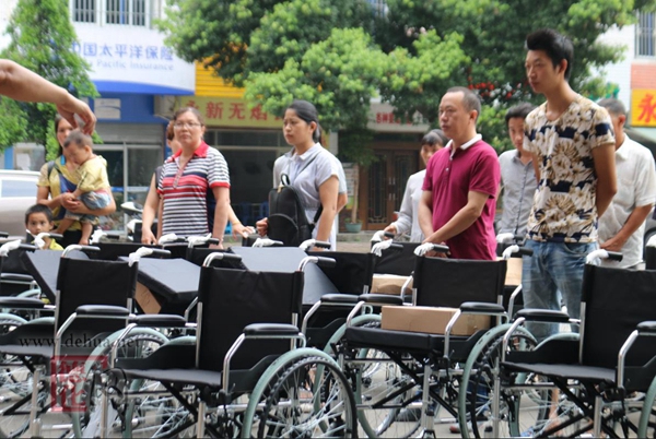 县残联党支部“爱心助残迎七一” - 憨鼠网
