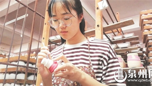 父亲早逝 妹妹出生后继父离开 12岁起她“既当姐又当妈” - 憨鼠网
