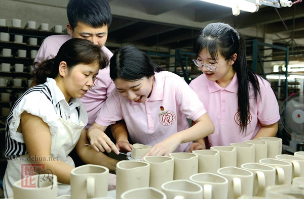 青年学生感受陶瓷文化魅力 - 憨鼠网