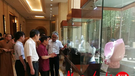 “打个喷嚏都会喷坏” 带“布料”纹理的观音塑像竟是陶瓷造 - 憨鼠网