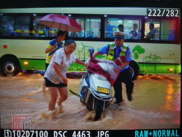 暴雨无情人有情  德化交警献真情 - 憨鼠网