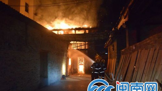 老房子深夜失火 消防官兵紧急排险 - 憨鼠网