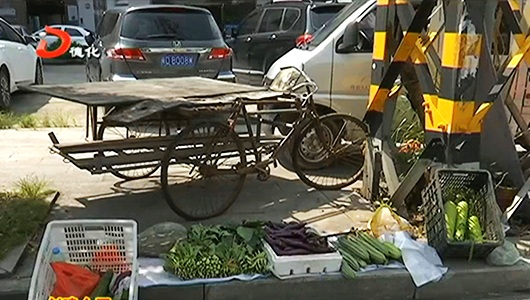 城东开发区：车辆占道、石材随意堆放 - 憨鼠网