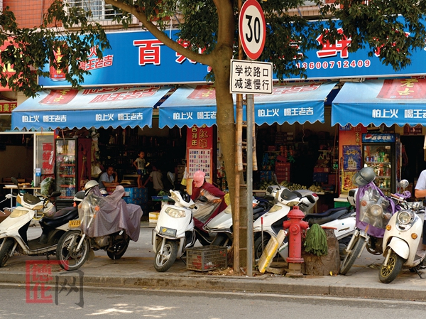 垃圾乱放 影响市容 - 憨鼠网