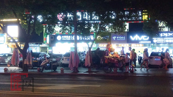 占道经营 添堵添乱 - 憨鼠网