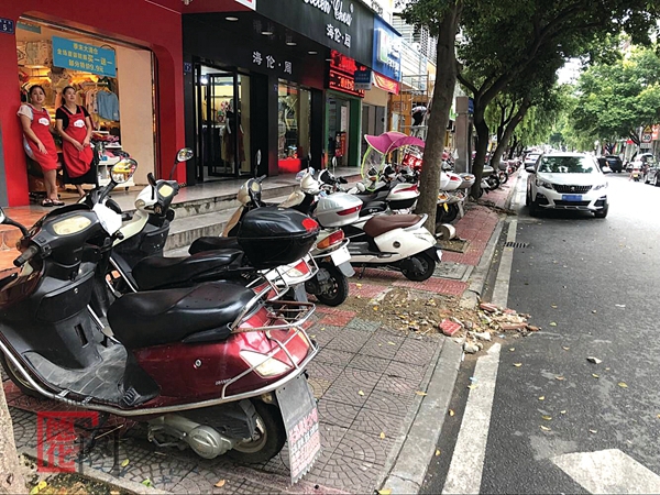 违章停车阻碍出行 - 憨鼠网