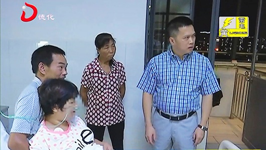县领导看望慰问“8.4”伤人案件受伤群众 - 憨鼠网