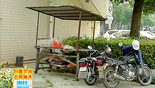 凤凰社区、世科村：违停、占道摆摊、绿化树池种菜 - 憨鼠网
