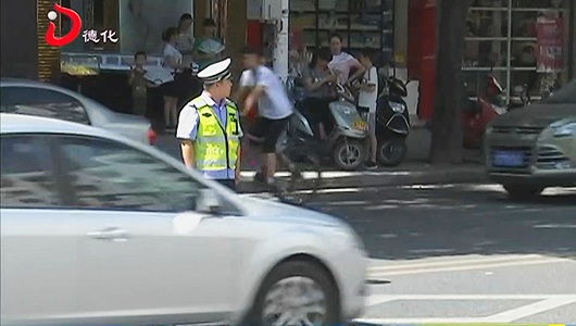 烈日下的交警：忙碌换平安 汗水保畅通 - 憨鼠网