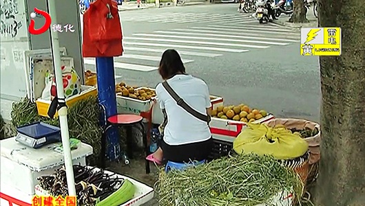 湖前路：移动摊贩占道经营 - 憨鼠网