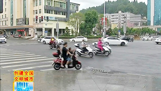 城区多个红绿灯路口：车辆违规行车 行人乱穿马路 - 憨鼠网