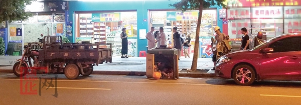 宝美街:垃圾箱“占道扰民” - 憨鼠网