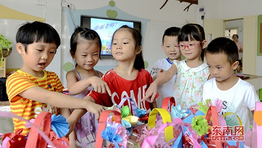 德化一幼儿园开展亲子手工制作 为教师送祝福 - 憨鼠网
