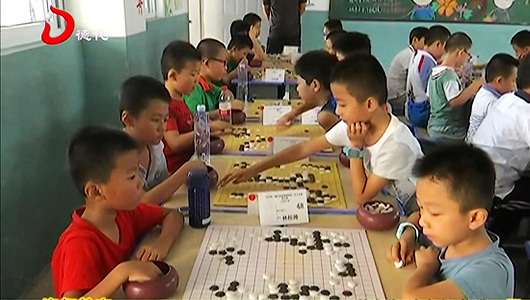 中小学生切磋棋艺 乐在“棋”中 - 憨鼠网