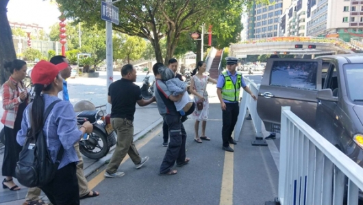德化：老人晕倒街头 众人纷纷出手相助 - 憨鼠网
