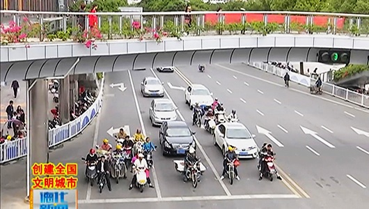 南门红绿灯路口：车辆违规行车 行人走捷径不走天桥 - 憨鼠网