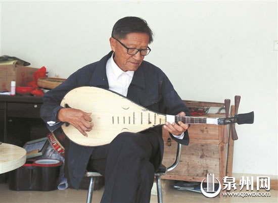 德化上涌七旬老先生痴迷南音 自制琵琶50余年 - 憨鼠网