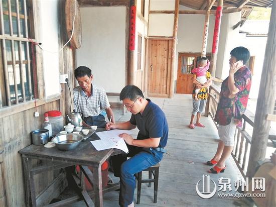 纪委干部进村入户访民情 - 憨鼠网