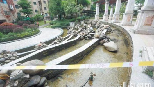周岁男童溺亡景观池 警方介入调查 - 憨鼠网
