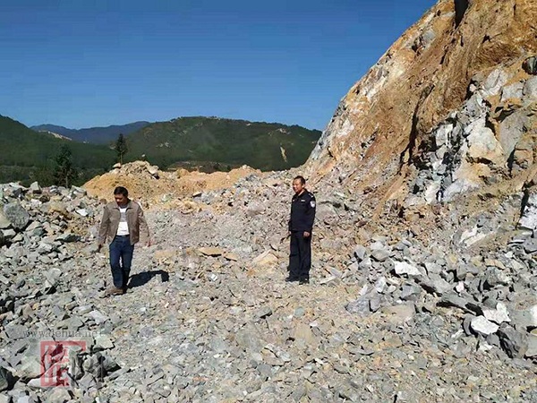赤水派出所到春美至联三线工地开展扫黑除走访恶宣传 - 憨鼠网