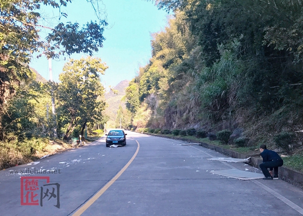 泡沫板挡路存隐患 路政员速除保畅通 - 憨鼠网