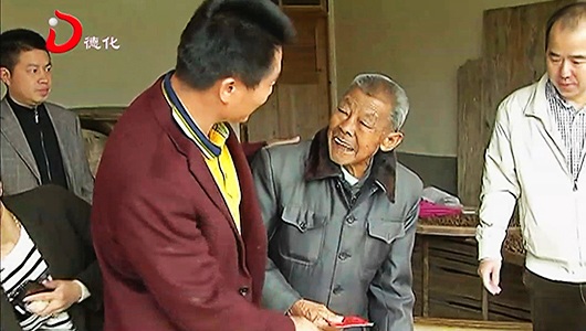 县青商会慰问葛坑镇困难群众 - 憨鼠网