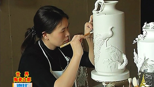 林丽品：白瓷上“龙飞凤舞” - 憨鼠网