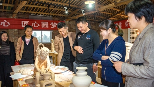 63名陶瓷技能选手洞上陶艺村切磋技艺 - 憨鼠网