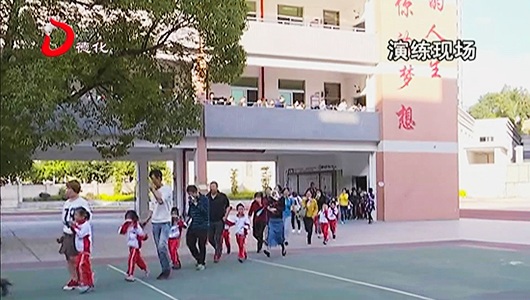 第二实验小学：亲子消防演练 强化安全意识 - 憨鼠网