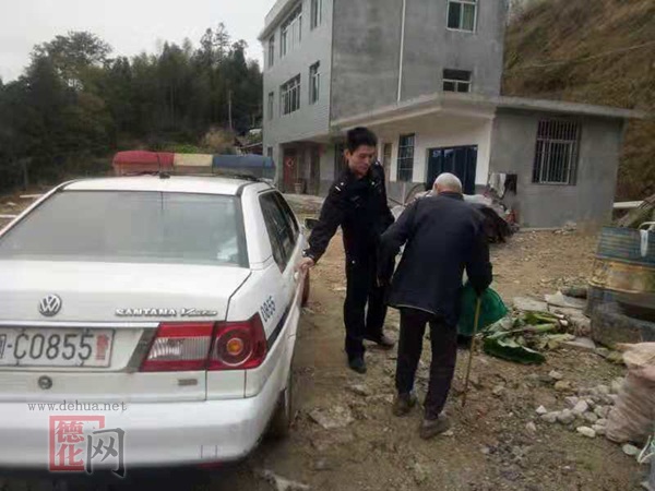 热心民警护送八旬老人回家 - 憨鼠网