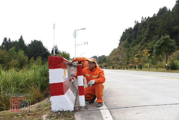 林忠明：三十年养护筑路情 - 憨鼠网