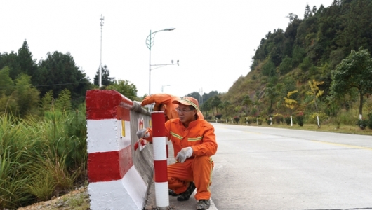 林忠明：三十年养护筑路情 - 憨鼠网